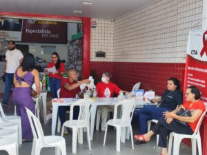 Ação Dezembro Vermelho leva informação, cuidado e prevenção para quem passou pela Av. 20 de Agosto